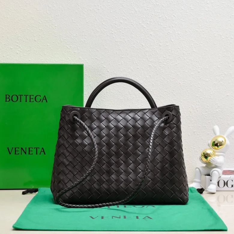 The 2023 new Andiamo batch of 2260 BV has been shipped‼ ️Really popular🔥The new Andiamo woven handbag launched by Bottega Veneta this season is really popular all over the world! ! Celebrities at home and abroad have worn it, and Oscar-winning actress Michelle Yeoh has taken it out on the street. Song Jia, Trai Yara, Yu Feihong, Sanji Ayaka, Rosie Hunting-Whiteley, Yoshioka Riho, etc. have all picked up this bag. It is classic and versatile, showing off its temperament, and the bag capacity is also large, which is very convenient for daily commuting! ! A variety of carrying methods, the shoulder straps can be adjusted by yourself, the original lambskin feels soft and delicate, and the unisex style breaks gender boundaries and brings a more practical and longer-lasting use experience. Andiamo, which has both elegant and casual styles, perfectly interprets the true appearance of "fashionable old money style". Style number: 8463 Size: 32*24*12